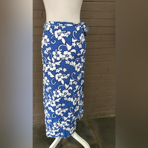 Blue and white floral print sarong M - Picture 7 of 11
